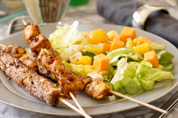assortiment de brochettes et salade composée 4