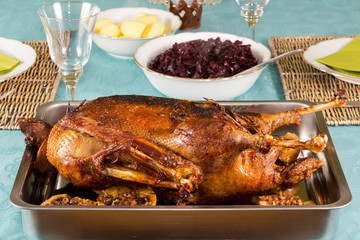 Gedeckter Tisch mit Gans