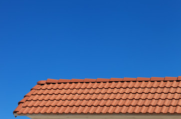 Fototapeta na wymiar Dachówki i błękitne niebo jasne
