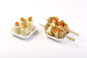 aperitivo in piattini di ceramica su fondo bianco