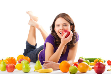 Gesunde Ernährung - junge Frau mit Obst
