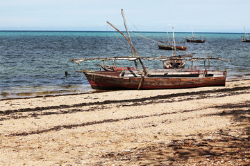 Obraz premium Anchored fishing boats waiting for high tide.