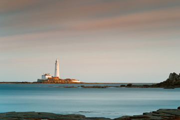 Fototapeta na wymiar Smooth water lighthouse