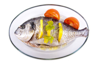 pescado crudo en bandeja de cristal para asar