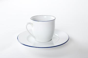 tasse et soucoupe en porcelaine