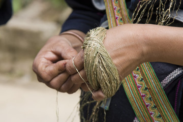 donna che ricama una borsa a sapa, vietnam