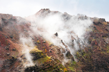 Nuvole di zolfo sul cratere del vulcano Vesuvio, Italia