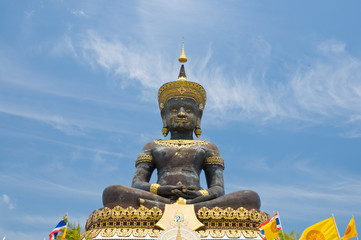 Obraz premium The Tian Tan Buddha in a dramatic sky background