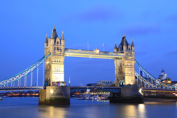 Fototapeta na wymiar London Tower Bridge o zmierzchu