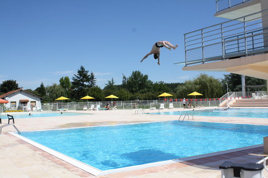 Plongeon dans une piscine en plein air
