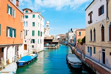 Kanal, Boote und Häuser in Venedig - Italien © eddygaleotti
