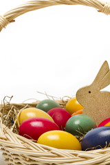 Bunte Ostereier mit Hase im Nest