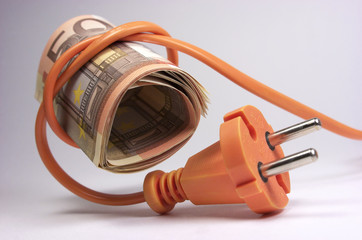 Billetes de euro atados a un enchufe