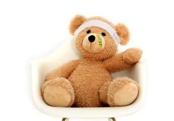Teddybär mit einem Kopfverband