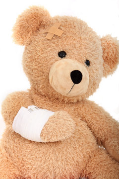 Teddybär mit einem Armverband