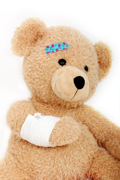 Teddybär mit einem Armverband