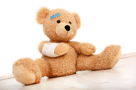 Teddyb&auml;r mit einem Armverband