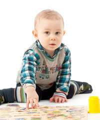 Junge sielt mit Puzzle