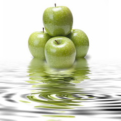 Manzanas verdes frescas.