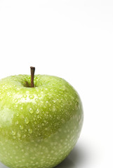 Manzana verde cubierta de rocío.