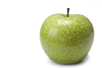 Una bonita manzana verde cubierta de rocío.