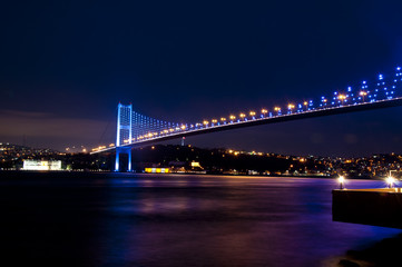 Fototapeta na wymiar Bosphorus Bridge Stambuł nocą