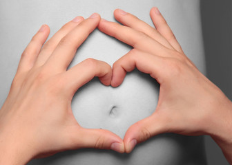 Schwangerschaftsbauch mit Herz