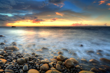 Obraz premium Coucher de soleil sur le littoral de La Réiunion.