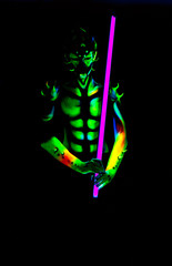Fototapeta na wymiar Człowiek z fluorescencyjnym bodyart