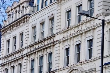 Obraz premium Façade blanche et lampadaire.