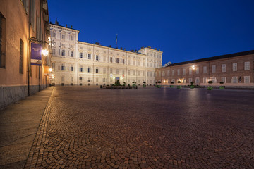 Fototapeta na wymiar Pałac Królewski w Turynie na zachód słońca (3) - Piazza Castello