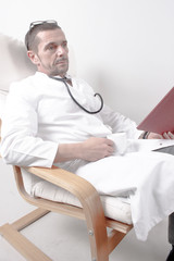 Arzt macht sich sorgen um einen Patienten