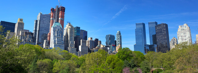 Central Park with Manhattan skyline in New York City - obrazy, fototapety, plakaty