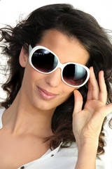 Naklejka premium Young woman in oversized sunglasses