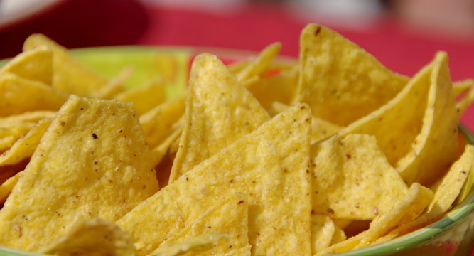 Chips triangulaires dans un bol.
