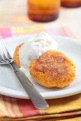 Carrot burgers with sour cream