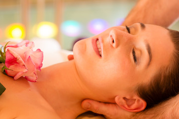 Obraz na płótnie Canvas Kobieta korzystających z masażu na głowie