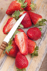 frische halbierte Erdbeeren aus dem eigenen Garten