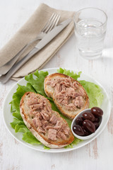 toasts with tuna and olives