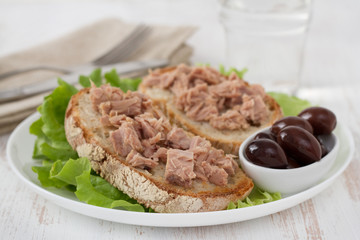 toasts with tuna and olives