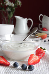 Frühstückstisch mit Joghurt und Früchten