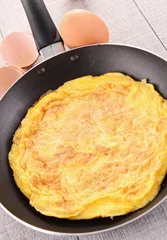 Fotobehang omelette in pan © M.studio