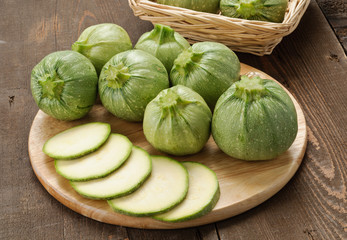 Zucchine tonde su tagliere di legno