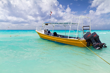 Fototapeta na wymiar Yellow boat on the coast of Caribbean Sea - Mexico