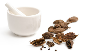 Schwarzer Kardamom und Mörser