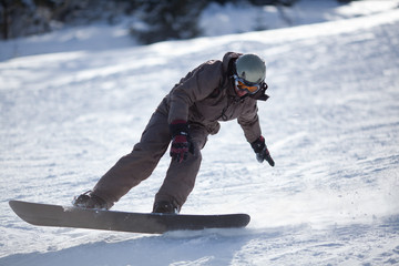 Man snowboarder