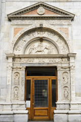 ingresso della cattedrale di como