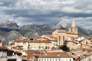 Fototapeta na wymiar Aubagne en Provence i Massif de la Sainte Baume