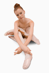 Obraz premium Ballerina sitting on the ground