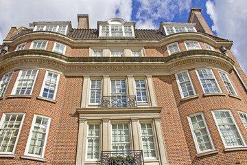 Fototapeta na wymiar Typowy budynku z czerwonej cegły w Londynie